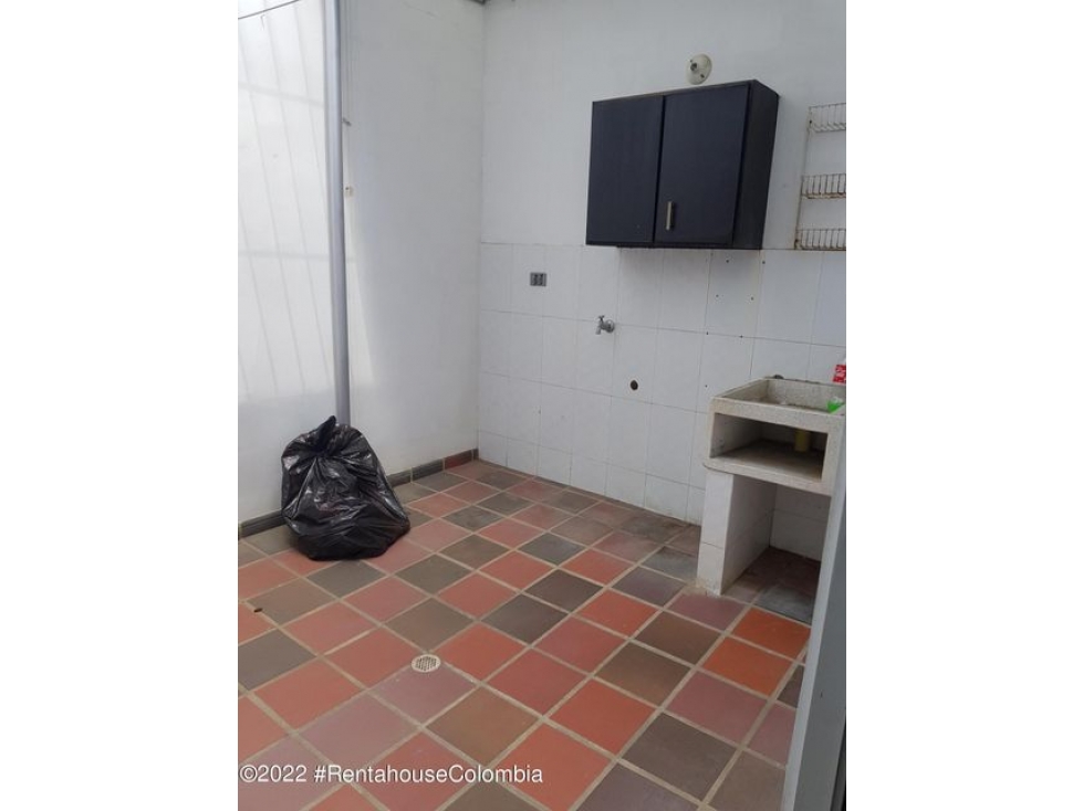 Vendo Apartamento en  Prados del Este M.C22-2509