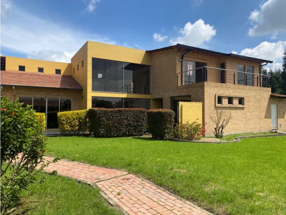 Vendo espectacular casa campestre amplia zona verde privada