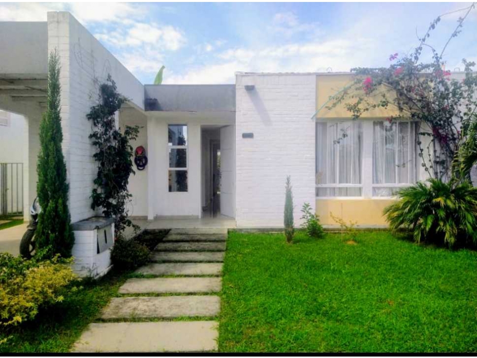 SE VENDE LINDA CASA EN EL CASTILLO D.C. W:6565667