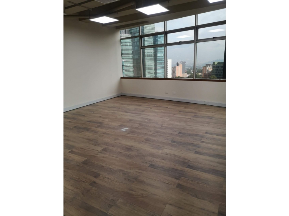 Arriendo oficina 39 m2 cerca Milla de oro Poblado piso 11