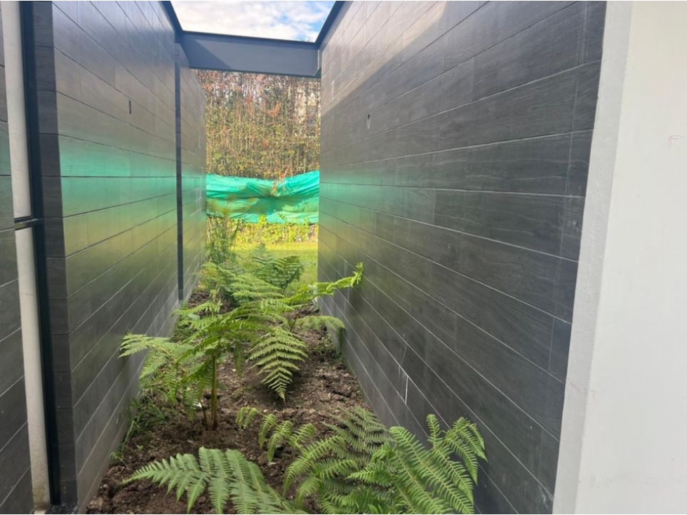 Casa Moderna de un nivel con piscina llano grande para estrenar