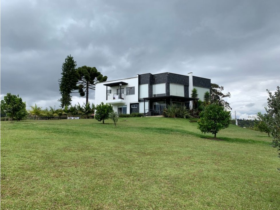 Espectacular casa campestre en parcelación en el Tablazo