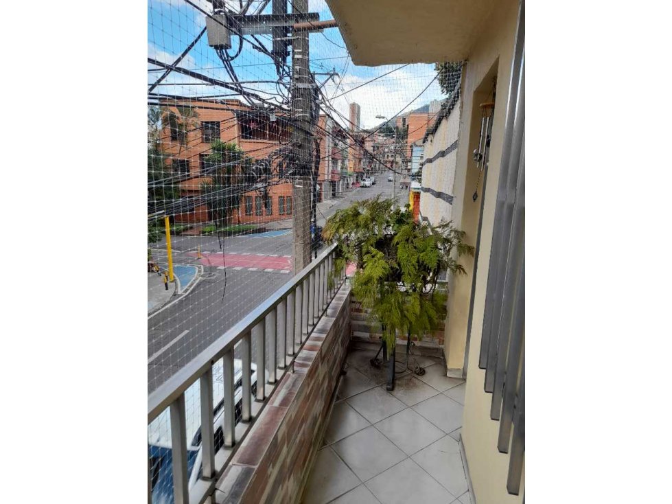 CASA  UNIFAMILIAR EN  VENTA BOSTON, MEDELLIN PISO 2