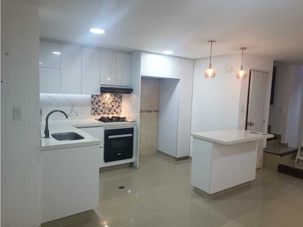 SE VENDE CASA EN CONDOMINIO B/ GRANADA T.P